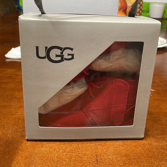 Beautiful UGG red shoes for little boys - Picture 10 of 12